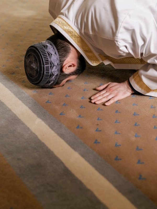 4 Physical Benefits & Facts About Sujud (Prostration)